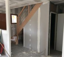 Placo sous l'escalier, avec réservation pour un placard derrière le bati-support du WC