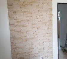 Pose des pierres de parment derrière le futur poêle à bois