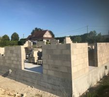 Début de l'élévation des murs, réalisation par les 2 mêmes maçons du constructeur.