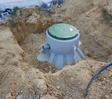 Pose de la cuve enterrée de récupération de l'eau de pluie