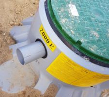 Pose de la cuve enterrée de récupération de l'eau de pluie