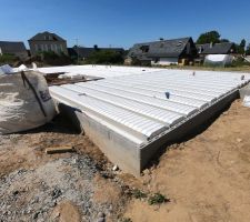Plancher RDC
-Poutrelle en béton armé
-Entrevous hourdis polystyrène UP23 (R=4)
-Dalle de compression 17cm > 4cm (niveau hourdis)
-Ferraillage pour dalle béton armé

Viendrons après sur la dalle après le HE/HA
7cm polyuréthane projeté R=2.55
5cm chape de finition.