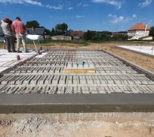 Plancher RDC
-Poutrelle en béton armé
-Entrevous hourdis polystyrène UP23 (R=4)
-Dalle de compression 17cm > 4cm (niveau hourdis)
-Ferraillage pour dalle béton armé

Viendrons après sur la dalle après le HE/HA
7cm polyuréthane projeté R=2.55
5cm chape de finition.