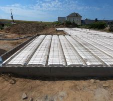 Plancher RDC
-Poutrelle en béton armé
-Entrevous hourdis polystyrène UP23 (R=4)
-Dalle de compression 17cm > 4cm (niveau hourdis)
-Ferraillage pour dalle béton armé

Viendrons après sur la dalle après le HE/HA
7cm polyuréthane projeté R=2.55
5cm chape de finition.