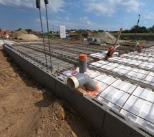 Plancher RDC
-Poutrelle en béton armé
-Entrevous hourdis polystyrène UP23 (R=4)
-Dalle de compression 17cm > 4cm (niveau hourdis)
-Ferraillage pour dalle béton armé

Viendrons après sur la dalle après le HE/HA
7cm polyuréthane projeté R=2.55
5cm chape de finition.