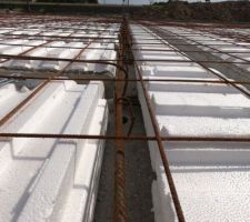 Plancher RDC
-Poutrelle en béton armé
-Entrevous hourdis polystyrène UP23 (R=4)
-Dalle de compression 17cm > 4cm (niveau hourdis)
-Ferraillage pour dalle béton armé

Viendrons après sur la dalle après le HE/HA
7cm polyuréthane projeté R=2.55
5cm chape de finition.