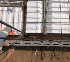 Plancher RDC
-Poutrelle en béton armé
-Entrevous hourdis polystyrène UP23 (R=4)
-Dalle de compression 17cm > 4cm (niveau hourdis)
-Ferraillage pour dalle béton armé

Viendrons après sur la dalle après le HE/HA
7cm polyuréthane projeté R=2.55
5cm chape de finition.