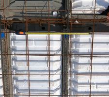 Plancher RDC
-Poutrelle en béton armé
-Entrevous hourdis polystyrène UP23 (R=4)
-Dalle de compression 17cm > 4cm (niveau hourdis)
-Ferraillage pour dalle béton armé

Viendrons après sur la dalle après le HE/HA
7cm polyuréthane projeté R=2.55
5cm chape de finition.