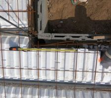 Plancher RDC
-Poutrelle en béton armé
-Entrevous hourdis polystyrène UP23 (R=4)
-Dalle de compression 17cm > 4cm (niveau hourdis)
-Ferraillage pour dalle béton armé

Viendrons après sur la dalle après le HE/HA
7cm polyuréthane projeté R=2.55
5cm chape de finition.