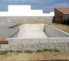 Terrasse qui va directement dans la piscine