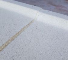 Appui fenetre pas de niveau, pas tr&egrave;s esth&eacute;tique va falloir rectifier