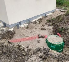 Mise en place de la cuve pour la station de relevage car on est au final 10 cm trop pour faire une évacuation des eau usée de façon gravitaire