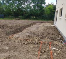 Délimitation de la futur terrasse sur plot avec le remblais de terre végétale