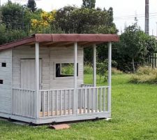 La petite cabane a reçu ses 2 couches de lazure