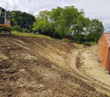 Courbe et fin du talus - contour de maison, exposition sud-sud-ouest
