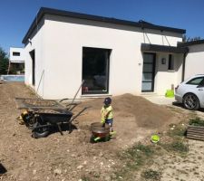 Tri des cailloux afin d'arborer l'entrée - le renfort est là