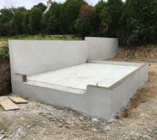 Garage avec relev&eacute; b&eacute;ton et &agrave; l'arri&egrave;re plan mur de sout&egrave;nement, tout enduit.