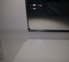Miroir posé en dépit du bon sens et ébréché