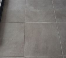Un carrelage, deux couleurs de joint (pose date d'un mois)
