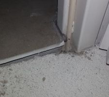 Trou entre la chape de la chambre et le carrelage, j'y met mon doigt