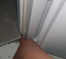 Trou entre la chape de la chambre et le carrelage, j'y met mon doigt