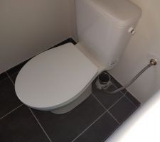 Les WC sont là mais toujours pas en fonction et pas centrés....