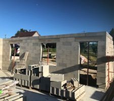 Elévation des murs avec réalisation de la "ceinture" sur le pour tour de la maison.