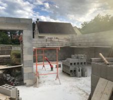 Elévation des murs avec réalisation de la "ceinture" sur le pour tour de la maison.