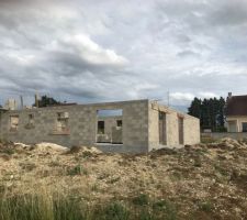 Elévation des murs avec réalisation de la "ceinture" sur le pour tour de la maison.