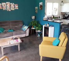 Notre coin salon avec aperçu cuisine