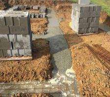 Coulage dans l'eau en cours sans mise en place des chaînages verticaux au préalable donc non ligaturés