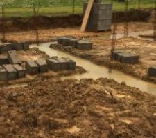 Coulage des fondations juste terminé, les fondations sont sous l'eau.