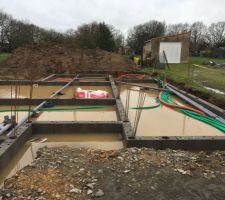 3 jours après la réalisation du soubassement, l'eau continue de monter