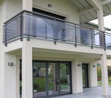 Après carrelage du balcon, on devine le profilé alu qui vient faire casse-gouttes pour la pluie