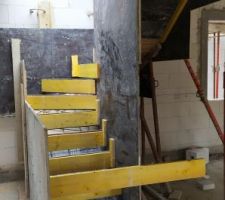 Coffrage escalier 2/4 tournant en b&eacute;ton