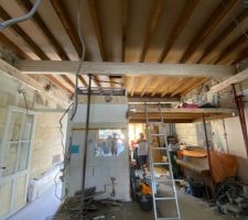 Voilà en une photo le résumé de nombreuses heures de travail sur la partie que nous refaisons nous-mêmes.
Démolition, piquage des murs, création d?une mezzanine, remplacement d?une poutre avec renforts, aménagement pour le gainable... 
Ah au fait, la cellule que l?on a conservée, c?est l?accès à la cave.