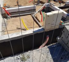 Coffrets qui seront encastr&eacute;s dans le mur