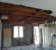 D&eacute;molition du plafond en vue de d'isoler le 1er niveaua du grenier