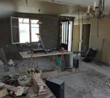 D&eacute;molition du rev&ecirc;tement de mur en vue de refaire l'isolation