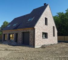 Enfin un terrain à peu près plat !! le tour de la maison est délimité pour faire le chemin piétonnier en pavés.