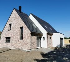 Grand soleil aujourd'hui !! la VRD est en partie finie , prochaine étape, tour de maison en pavage, entrée pavage et enrobés pour l'allée et beaucoup d'idée bien sûr pour le Jardin !!