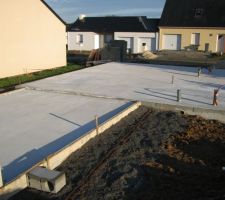 Vue terrasse et dalle coté droit maison