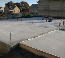 Dalle et début de terrasse angle arrière droit de la maison