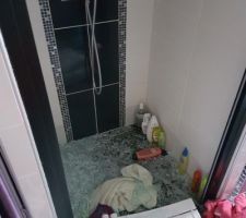 Paroi de douche pulvérisée par le sèche serviette
