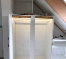 LED dans le placard installé, elles se mettent en route lorsqu?on ouvre la porte