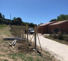 Clôture en cours de montage - poteaux béton