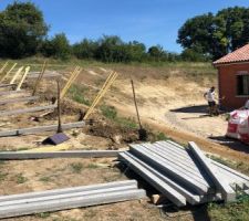 Clôture en cours de montage - on marque l'emplacement des trous avec des tasseaux qui nous servent à tenir les poteaux béton bien droits pendant que le béton prend