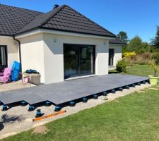 Nous avons réceptionné la maison en janvier 2013. La terrasse était bétonnée. 
On a enfin choisi l habillage de cette terrasse . 
C est du carrelage Grès Cérame gris sur plots .