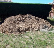 Voil&agrave; le r&eacute;sultat de lexcavation de la cuve d'eau. Trois solutions s'offrent &agrave; moi : &eacute;vacuer tout &ccedil;a (long, tr&egrave;s long) , le faire &eacute;vacuer (environ 5000?), ou trier pour r&eacute;cup&eacute;rer les granulat pour mon dallage sur terre plein (long, &eacute;vite d'acheter des cailloux pour le dallage sur terre plein)