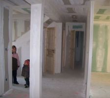 Hall d'entrée et petit couloir du bas